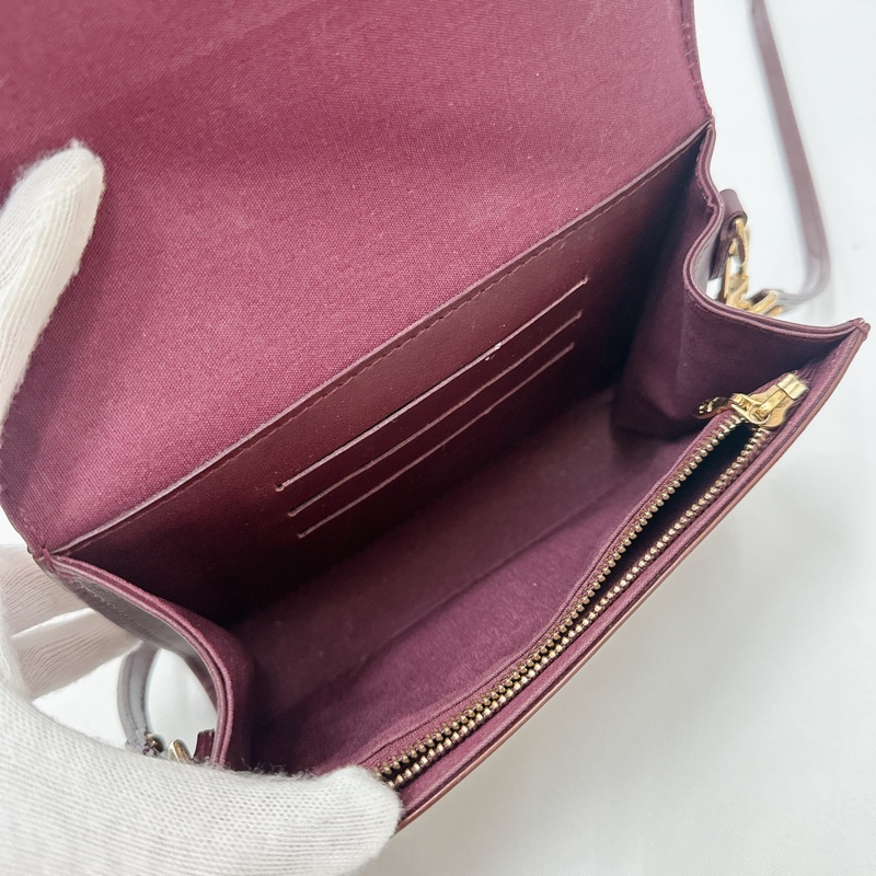 莉亞精品♡ LV 漆皮斜背包 二手美包-13