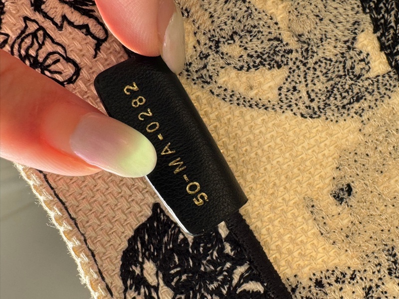 （保留)Dior tote 星座刺繡⭐️book Tote MM黑色奶白托特包 shopping bag-16