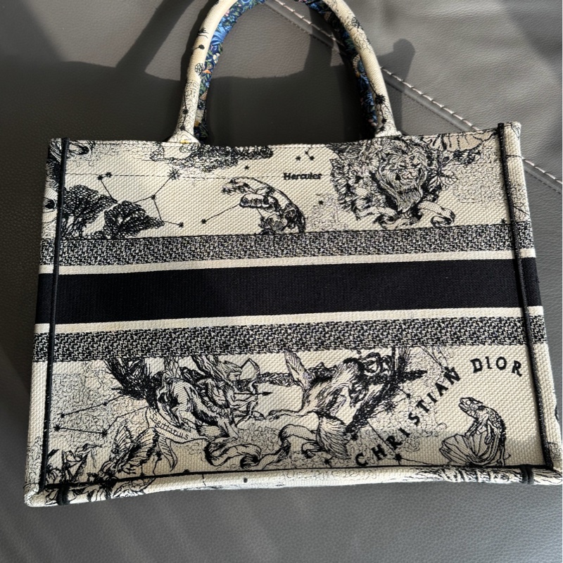 （保留)Dior tote 星座刺繡⭐️book Tote MM黑色奶白托特包 shopping bag-18