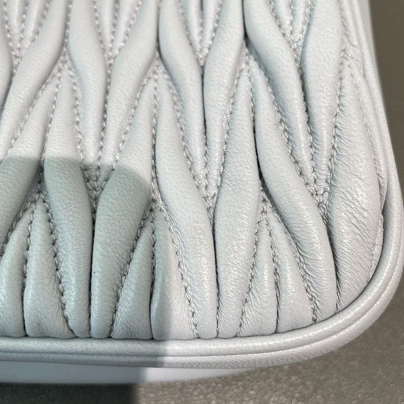 Miumiu Matelassé褶皺可拆卸鏈條拉鍊羊皮 斜挎包單肩包-22