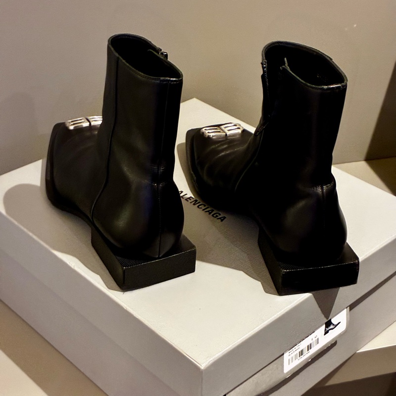 Balenciaga 巴黎世家雙B Logo黑色皮革方頭短靴 尺碼43-4