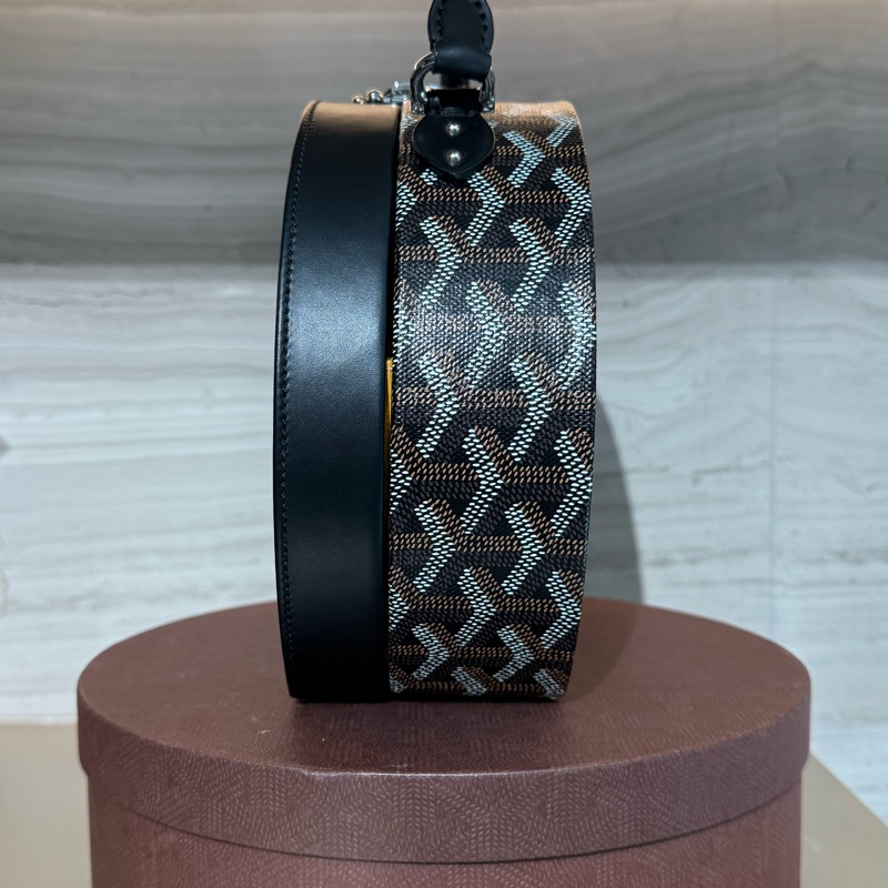 GOYARD ALTO HATBOX TRUNK 黑色圖騰手工繪料斜背手提圓餅包-2
