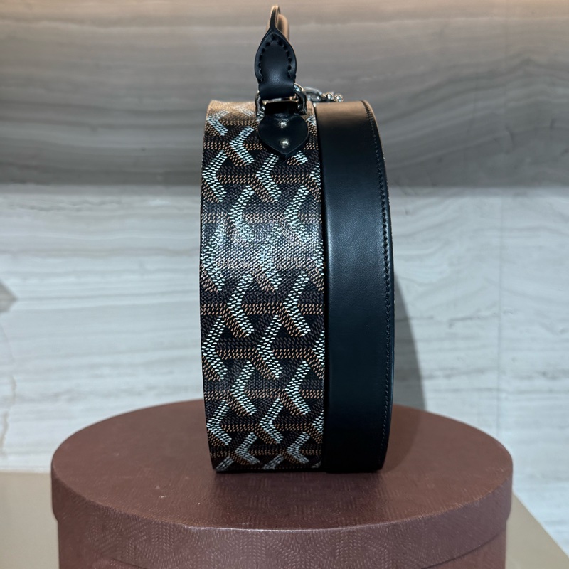 GOYARD ALTO HATBOX TRUNK 黑色圖騰手工繪料斜背手提圓餅包-4