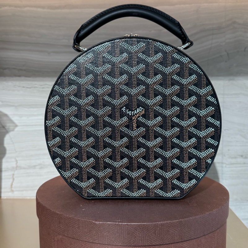 GOYARD ALTO HATBOX TRUNK 黑色圖騰手工繪料斜背手提圓餅包-5