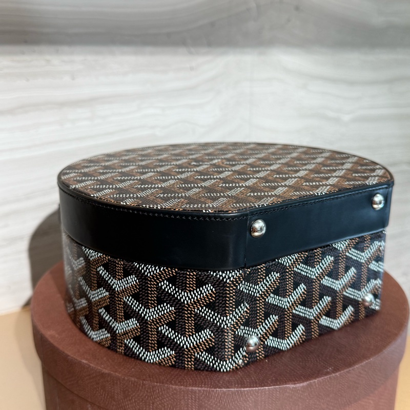 GOYARD ALTO HATBOX TRUNK 黑色圖騰手工繪料斜背手提圓餅包-10