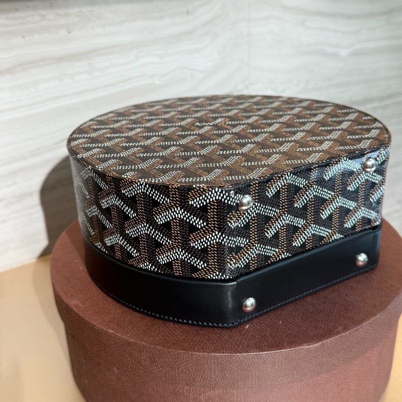 GOYARD ALTO HATBOX TRUNK 黑色圖騰手工繪料斜背手提圓餅包-12
