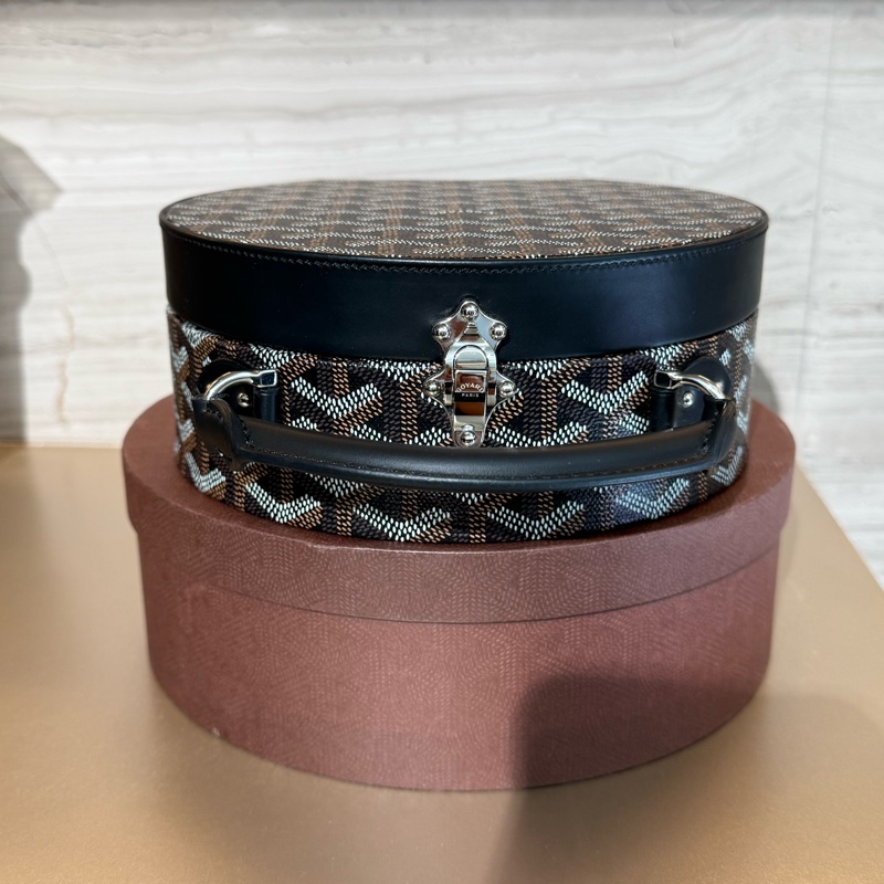 GOYARD ALTO HATBOX TRUNK 黑色圖騰手工繪料斜背手提圓餅包-13