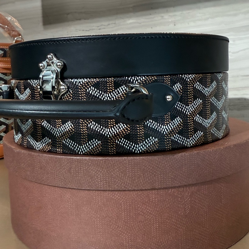 GOYARD ALTO HATBOX TRUNK 黑色圖騰手工繪料斜背手提圓餅包-14