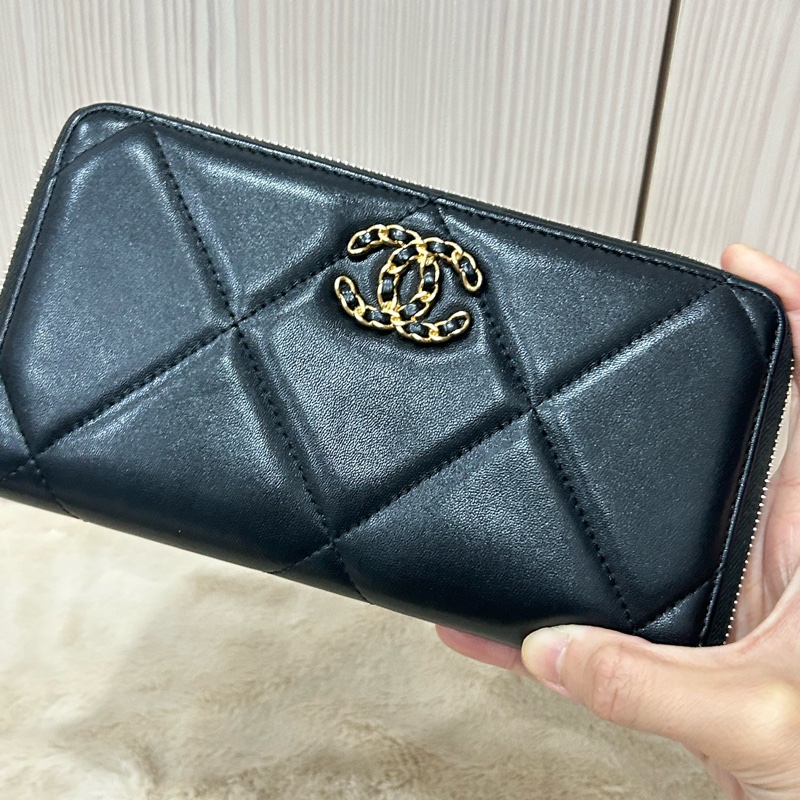 Chanel 19系列 31開經典雙c logo 菱格紋黑金長夾-0