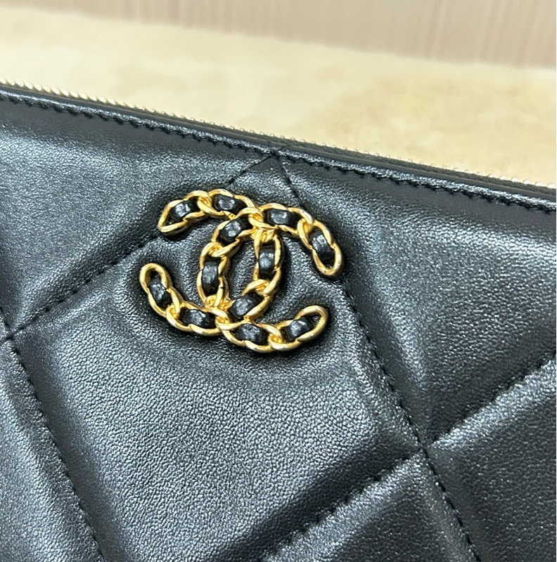 Chanel 19系列 31開經典雙c logo 菱格紋黑金長夾-1