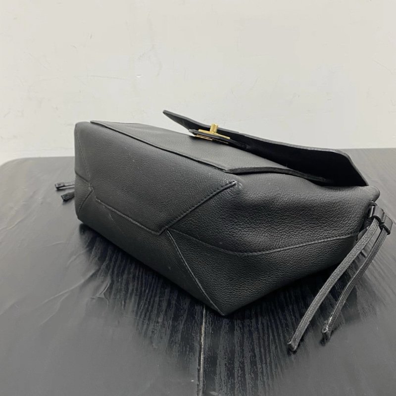 LV Lock Me黑金抽繩手提包 27*25*13 98新配件塵袋-2