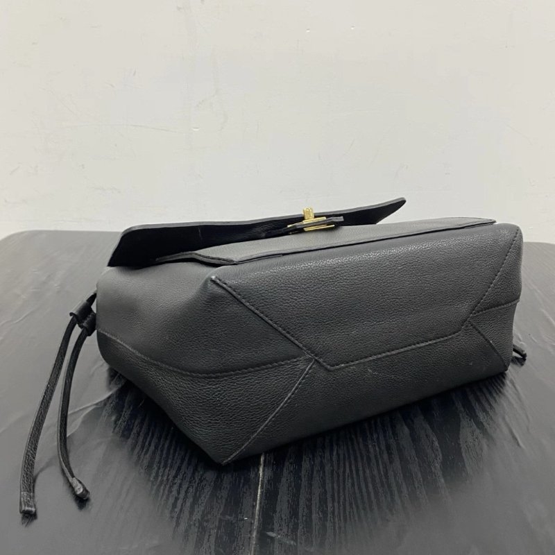 LV Lock Me黑金抽繩手提包 27*25*13 98新配件塵袋-4