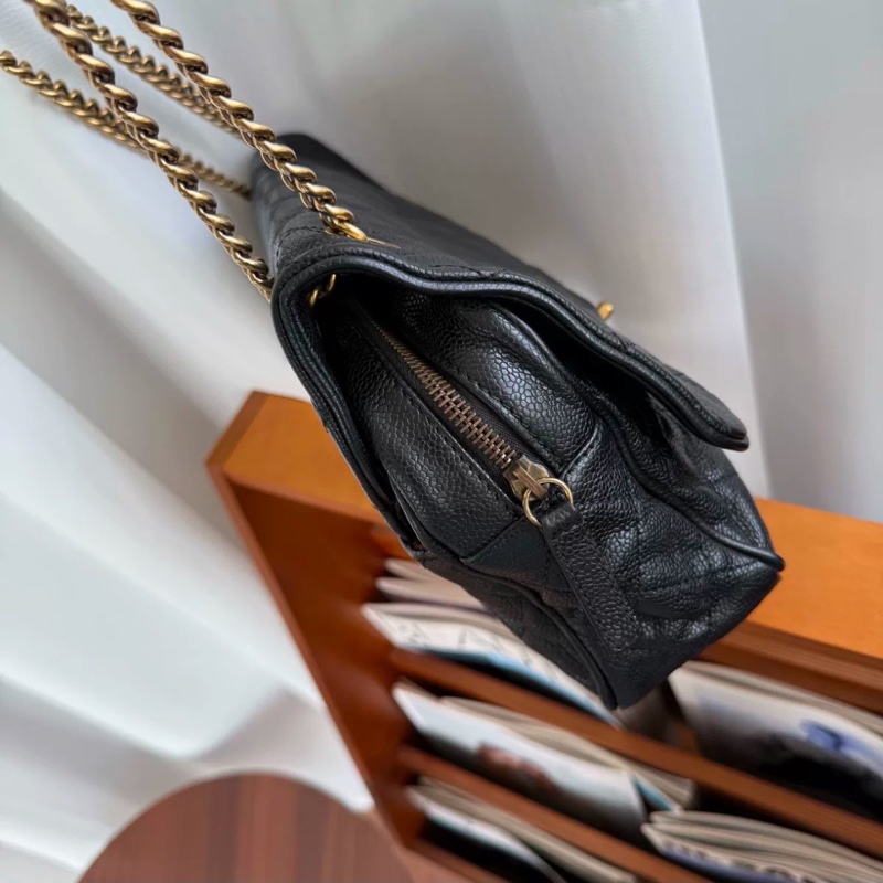 絕版限量出售🤩Chanel黑金皺摺牛皮菱格紋機場斜挎單肩包-11