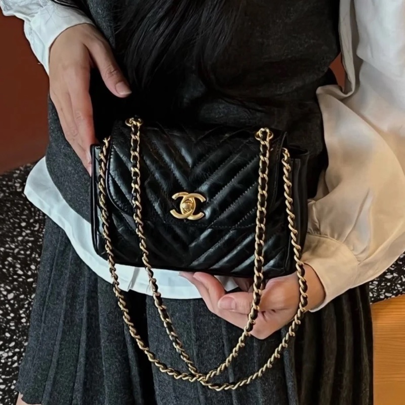 🈶保卡購證🤩Chanel黑金油蠟皮倒v紋口蓋方胖子手提單肩斜挎包-0