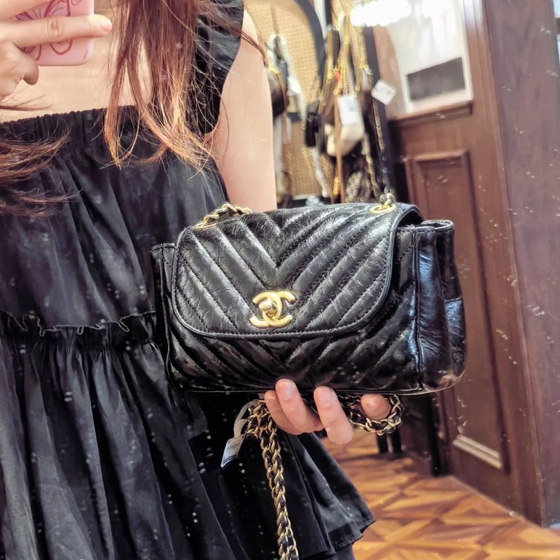 🈶保卡購證🤩Chanel黑金油蠟皮倒v紋口蓋方胖子手提單肩斜挎包-2