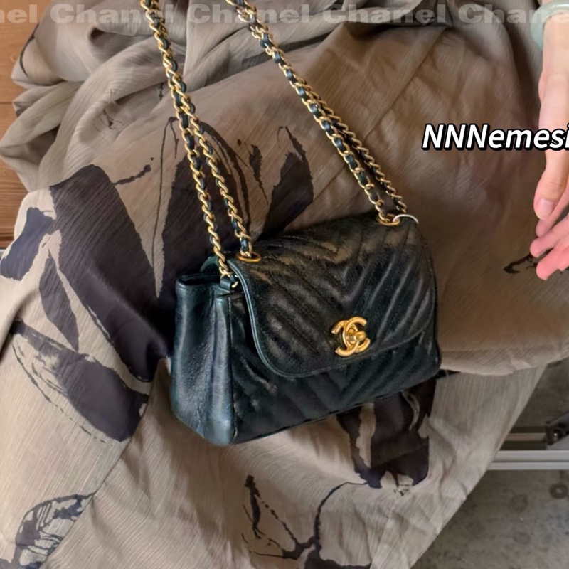 🈶保卡購證🤩Chanel黑金油蠟皮倒v紋口蓋方胖子手提單肩斜挎包-3