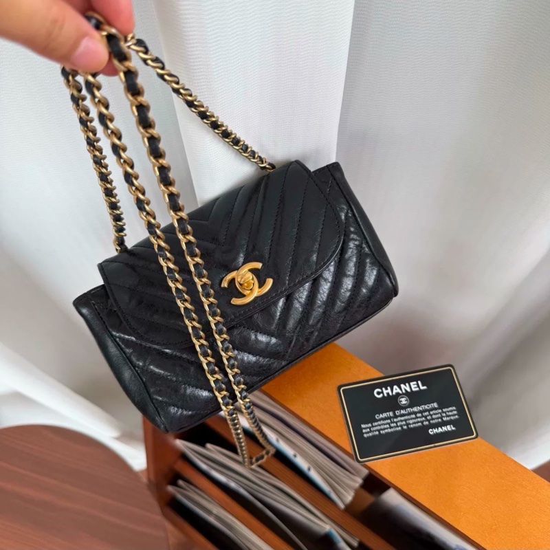 🈶保卡購證🤩Chanel黑金油蠟皮倒v紋口蓋方胖子手提單肩斜挎包-17
