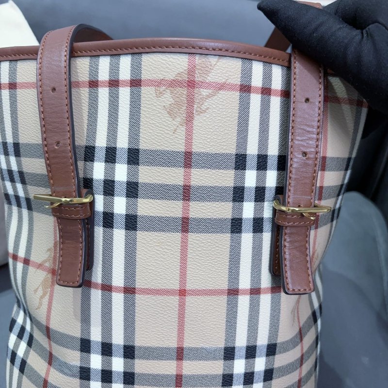 Burberry 戰馬格紋水桶單肩包 熱門款 中古包 很新 配件塵袋-7