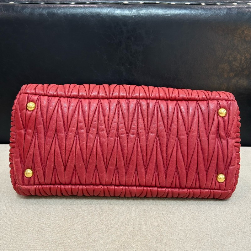 Miumiu  紅色褶皺手提包羊皮 可肩背斜背-4