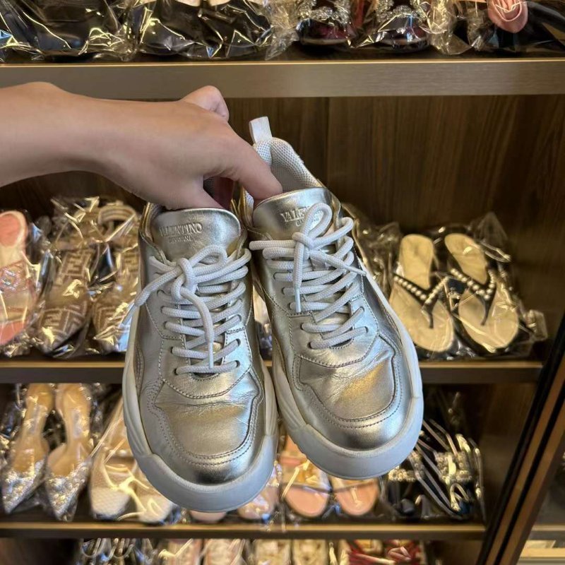 VALENTINO 板鞋 尺寸36.5碼 很新 很輕巧的一雙-0