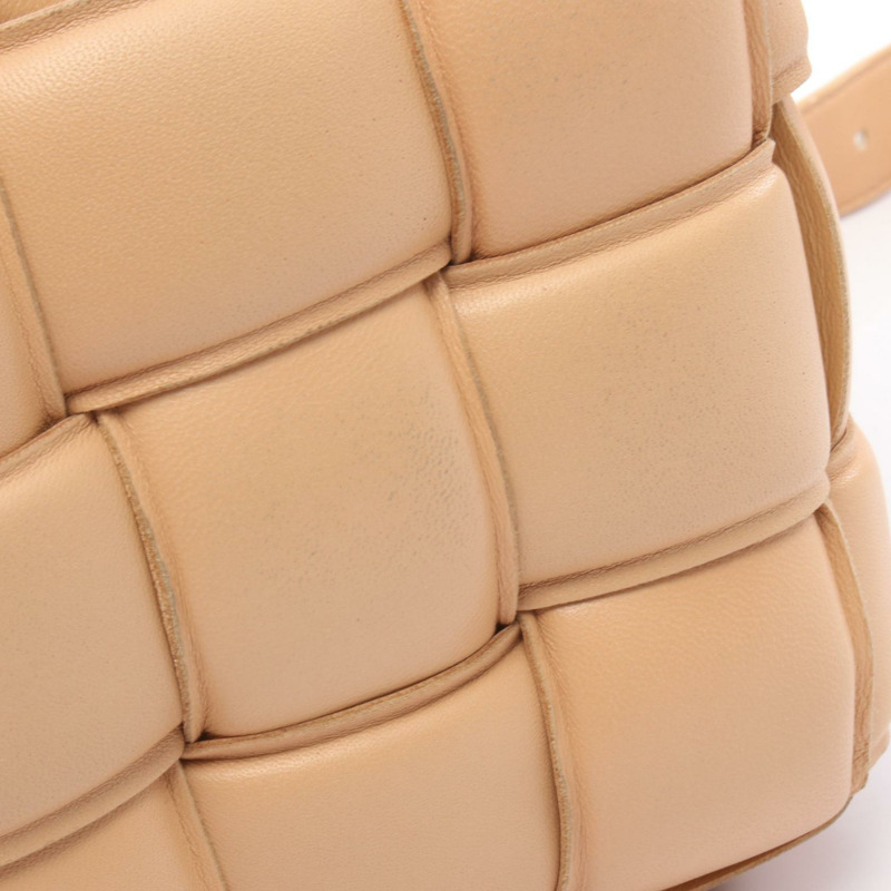 BOTTEGA VENETA 帶襯墊卡式 Intrecciato 單肩包 591970 皮革米色 BV-7