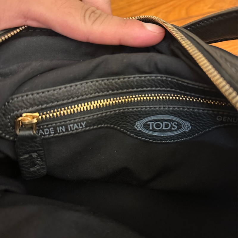 TODS 黑皮革前三口袋手提包-11