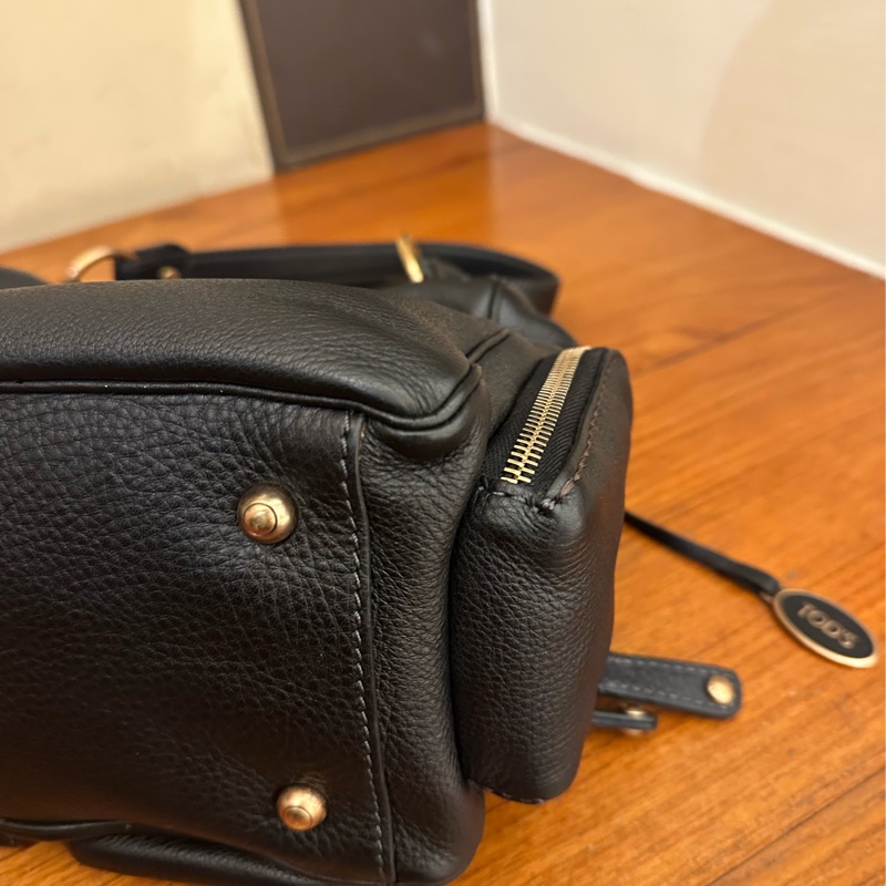 TODS 黑皮革前三口袋手提包-16