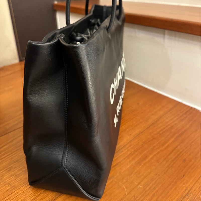 CHANEL 黑牛皮素面白字樣橫式購物包 超美的啦💕-2