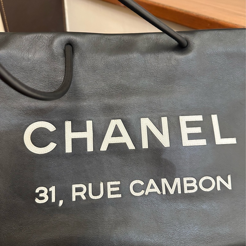 CHANEL 黑牛皮素面白字樣橫式購物包 超美的啦💕-7