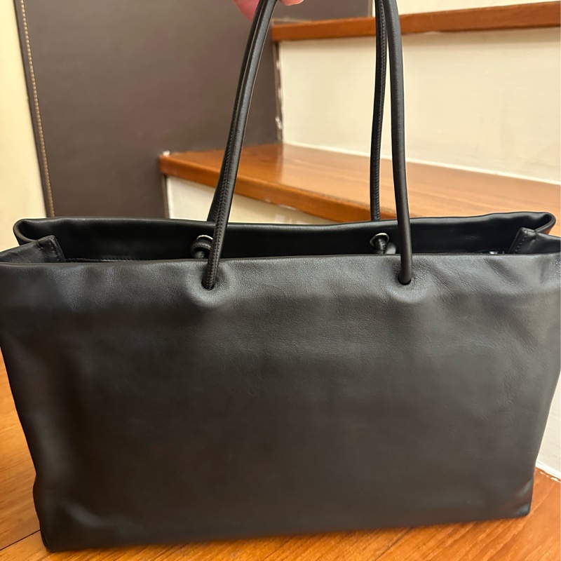 CHANEL 黑牛皮素面白字樣橫式購物包 超美的啦💕-9