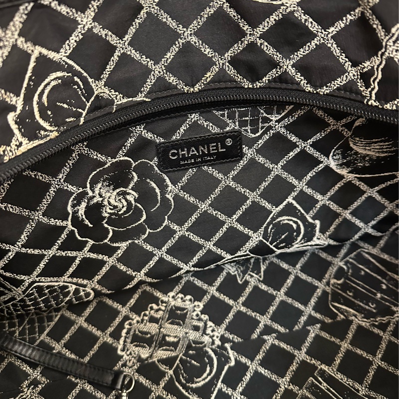 CHANEL 黑牛皮素面白字樣橫式購物包 超美的啦💕-10