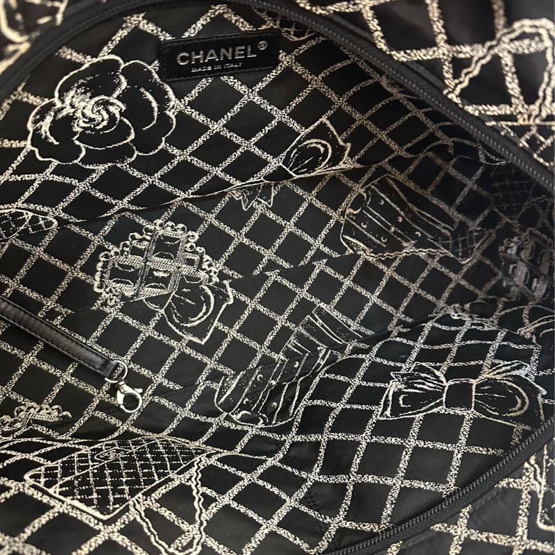 CHANEL 黑牛皮素面白字樣橫式購物包 超美的啦💕-12