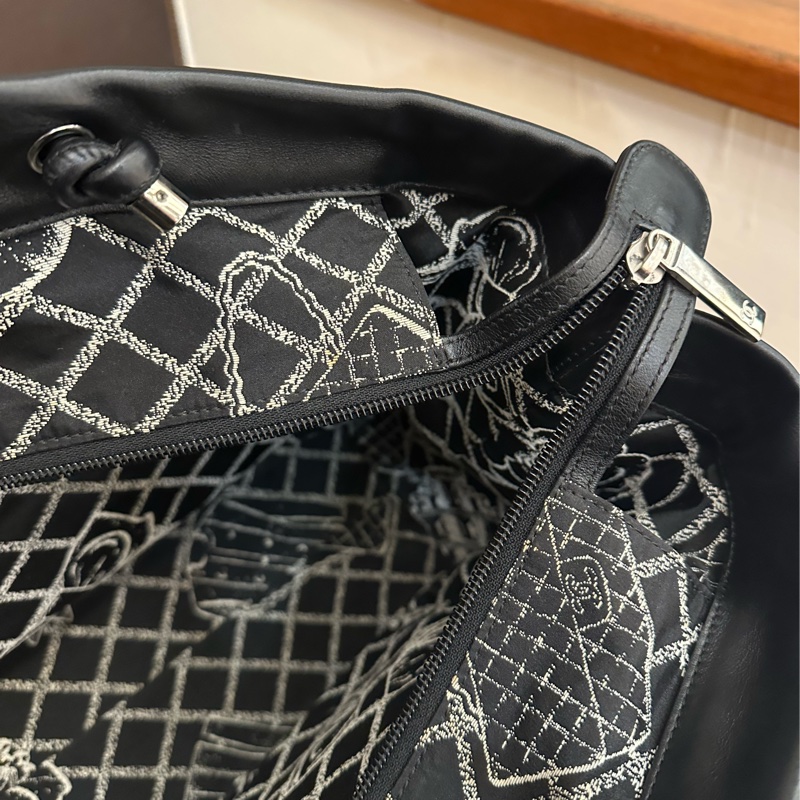 CHANEL 黑牛皮素面白字樣橫式購物包 超美的啦💕-13