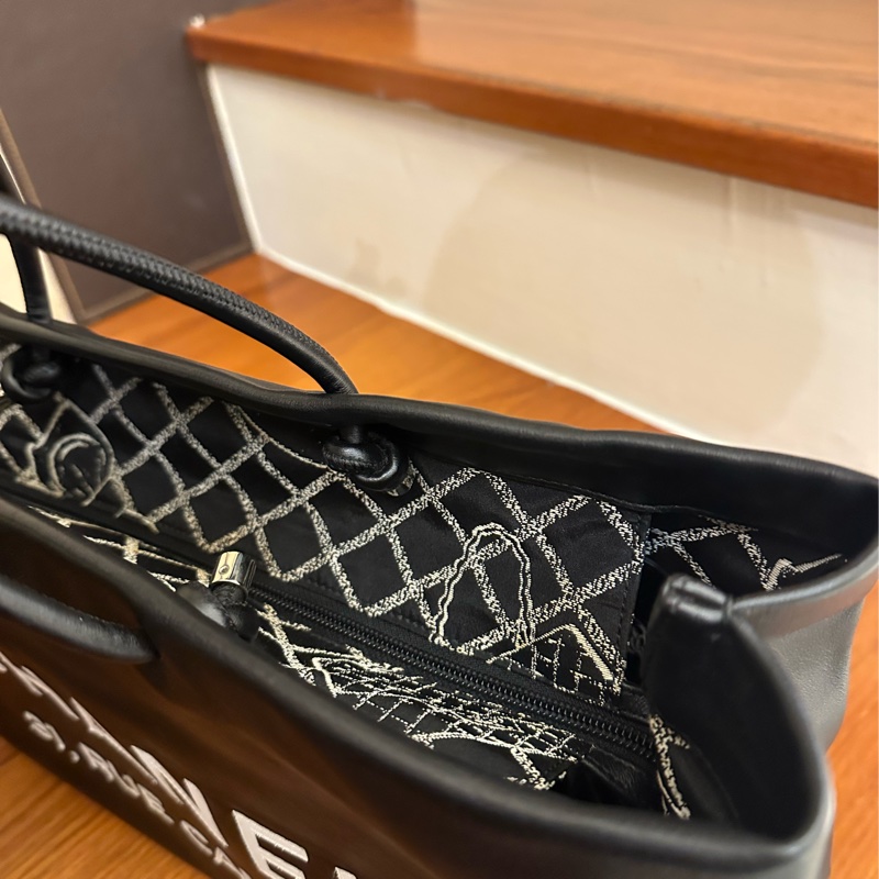 CHANEL 黑牛皮素面白字樣橫式購物包 超美的啦💕-15