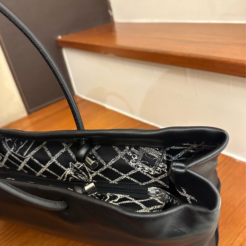 CHANEL 黑牛皮素面白字樣橫式購物包 超美的啦💕-16