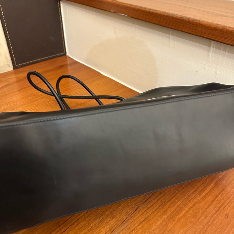 CHANEL 黑牛皮素面白字樣橫式購物包 超美的啦💕-18