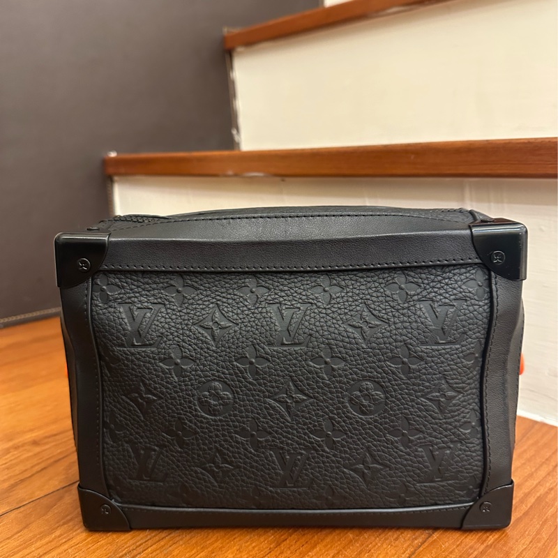 LV 黑壓紋皮革方形斜背箱包-0