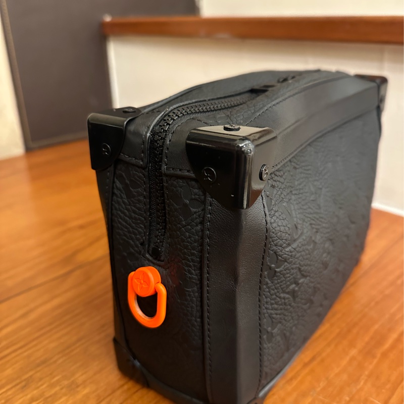LV 黑壓紋皮革方形斜背箱包-2