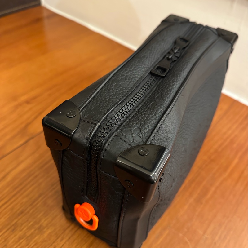 LV 黑壓紋皮革方形斜背箱包-3