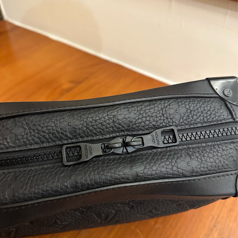LV 黑壓紋皮革方形斜背箱包-5