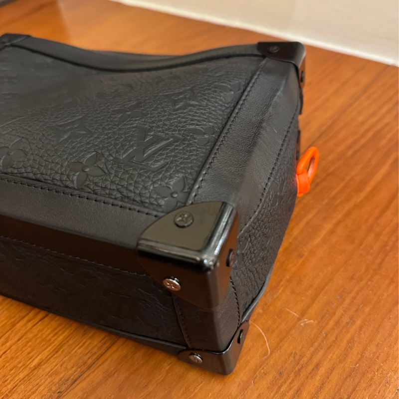 LV 黑壓紋皮革方形斜背箱包-7