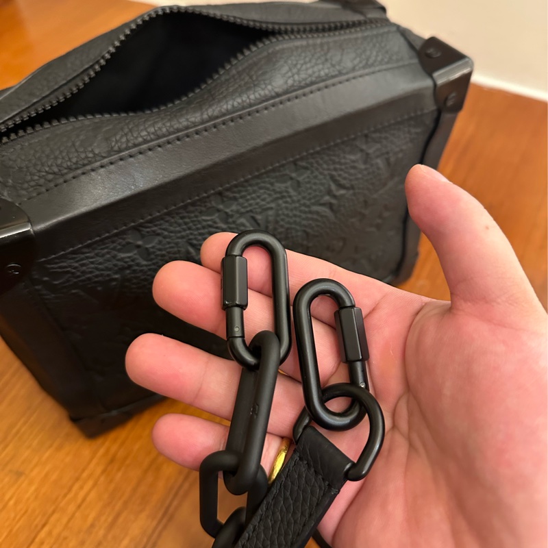 LV 黑壓紋皮革方形斜背箱包-10