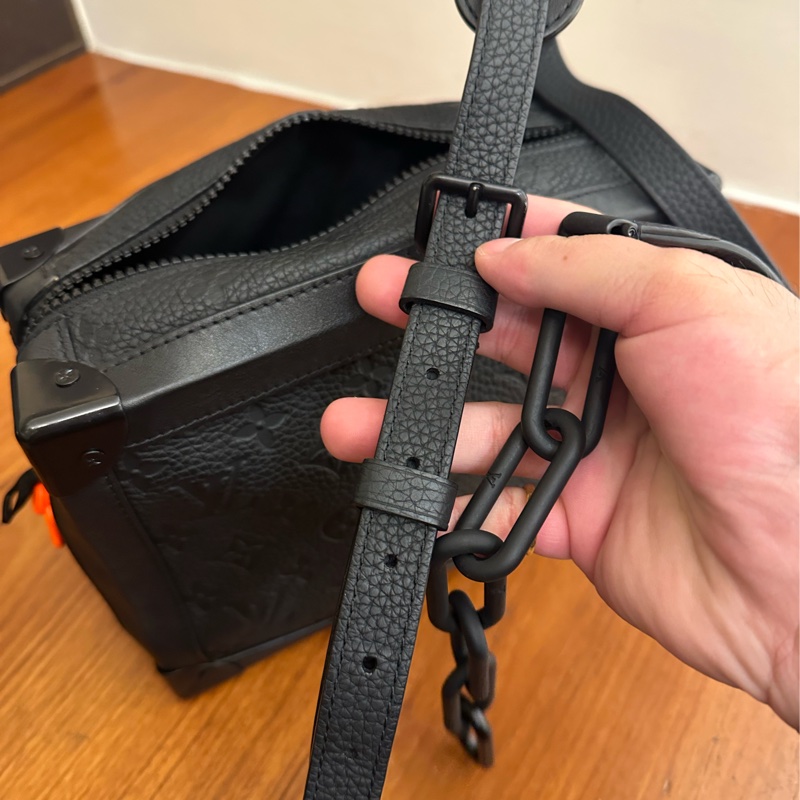 LV 黑壓紋皮革方形斜背箱包-11