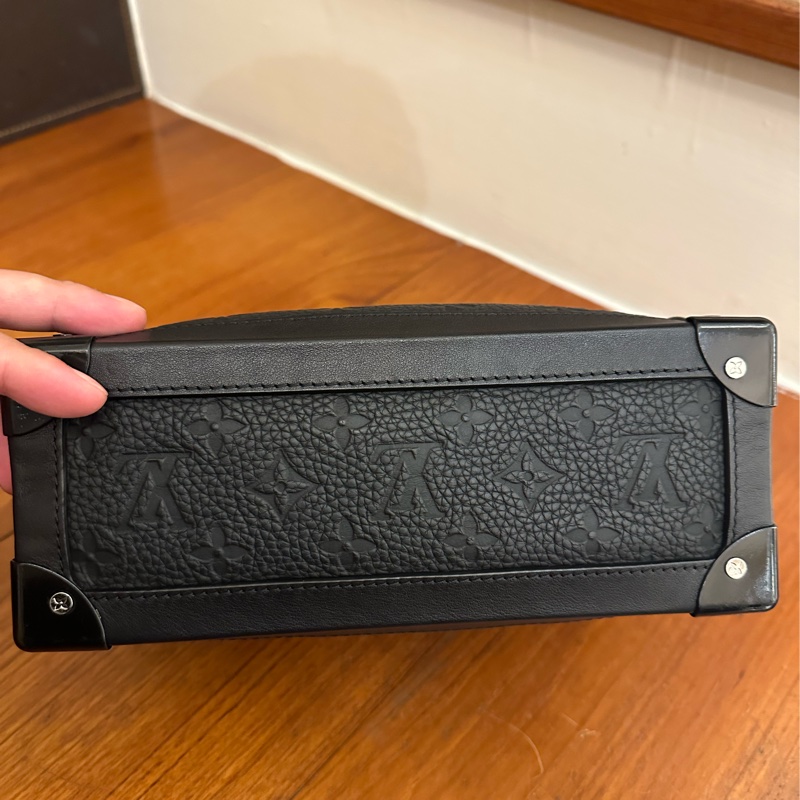 LV 黑壓紋皮革方形斜背箱包-17