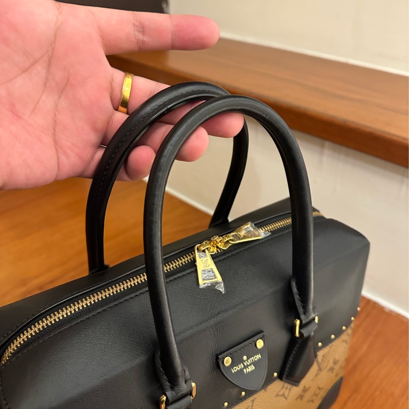 LV 淺花紋上黑皮革手提兩用包-4