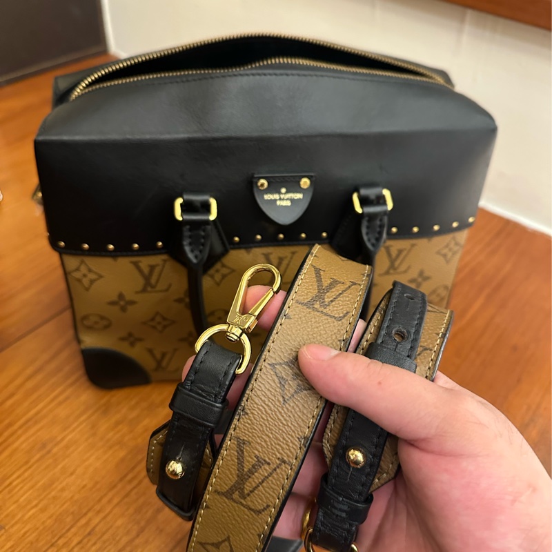 LV 淺花紋上黑皮革手提兩用包-14