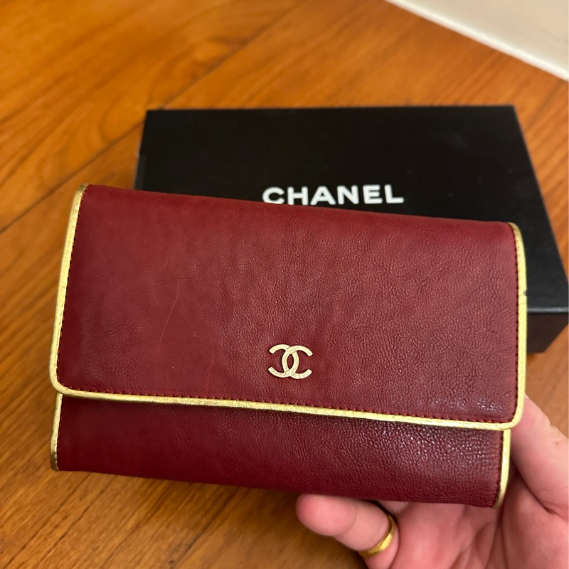 CHANEL 酒紅皮革金邊釦式中夾 超美💕-1