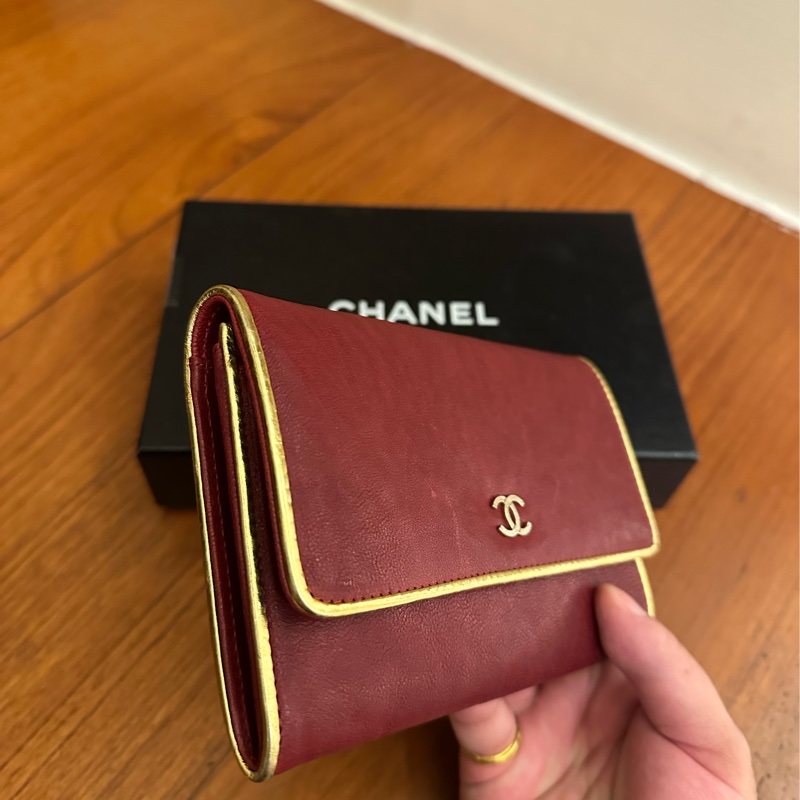 CHANEL 酒紅皮革金邊釦式中夾 超美💕-3