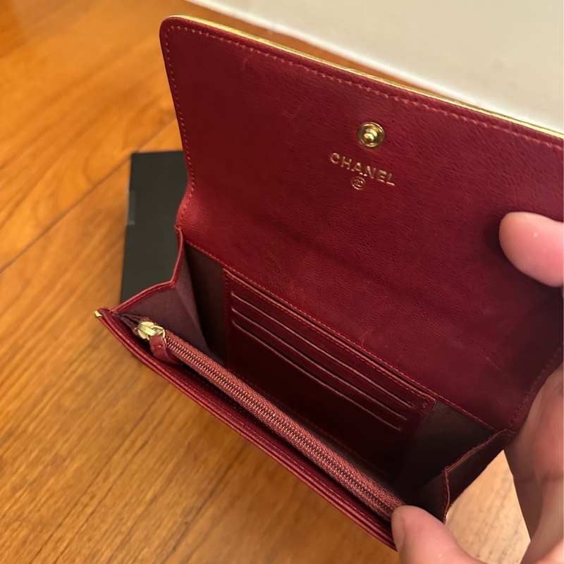 CHANEL 酒紅皮革金邊釦式中夾 超美💕-8