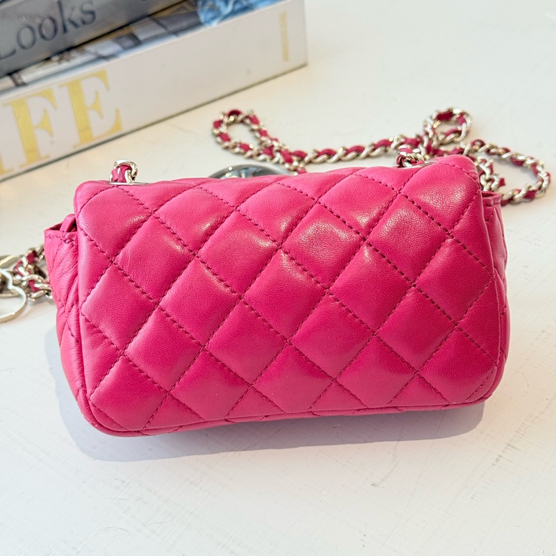 CHANEL 粉色愛心徽章鏈條小包（情人節特別款）-1